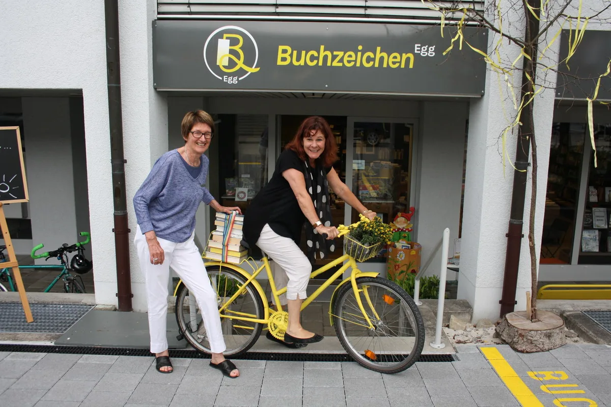 buchzeichen Marianne Beutler und Ulrike Hitz mit ihrem Ferienlektüre-Velo. (Bild: Lea Chiapolini)