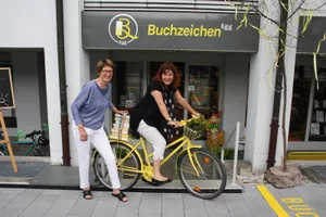 buchzeichen Marianne Beutler und Ulrike Hitz mit ihrem Ferienlektüre-Velo. (Bild: Lea Chiapolini)