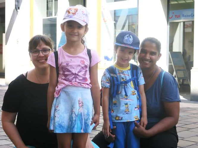 img_6671_0 Renate Styner (l.), Leana und Nael Lüthi und Mutter Cora Lüthi gehen gerne zusammen Eis essen. (Bild: Talina Steinmetz)