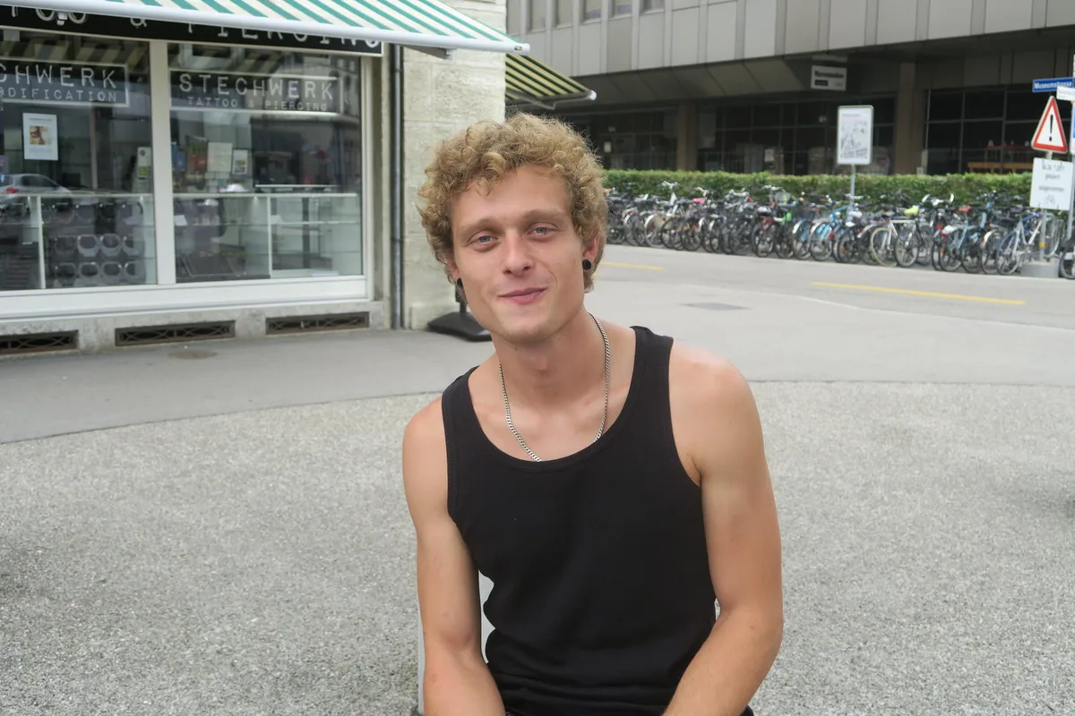 umfrage_4_0 Andy Leuthold, 25, aus Winterthur:
«Ich mag Rahm- und Wassereis. Je nach Lust entscheide ich mich für das Eine oder Andere. Meist aber setzt sich das Rahmglacé durch. Vanille und Stracciatella sind meine Lieblingssorten.» (Bild: Talina Steinmetz), Selina Hasslinger, 10, aus Wila:
«Wasserglacé mag ich lieber. Ich finde es langweilig, Rahmglacé zu essen, das sind nur Kugeln auf einer Waffel. Bei einem Wassereis weiss man nie, was sich hinter der Verpackung versteckt. Das Auspacken macht Freude.» (Bild: Talina Steinmetz), Sascha Rädge, 34, aus Winterthur:
«Wenn ich mir ein Eis gönne, dann ein frisches Rahmglacé. Am besten mit Mangogeschmack und frischen Fruchtstücken.
Irgendwann besorge ich mir eine Eismaschine, um dieses auch zu Hause essen zu können.» (Bild: Talina Steinmetz), Anja Hasslinger, 52, aus Wila:
«Rahmglacé schmecken meiner Meinung nach viel besser als Wasserglacé. Ausserdem hat man mehr davon, sie machen satt. Ob Beere, Nüsse oder Vanille – ich mag jeden Geschmack.»
(Bild: Talina Steinmetz)