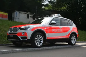 x3_1_71 Im traditionellen weiss-orangen Design: der neue BMW X3 der Stadtpolizei Wetzikon. (Bild: Ernst Hilfiker)