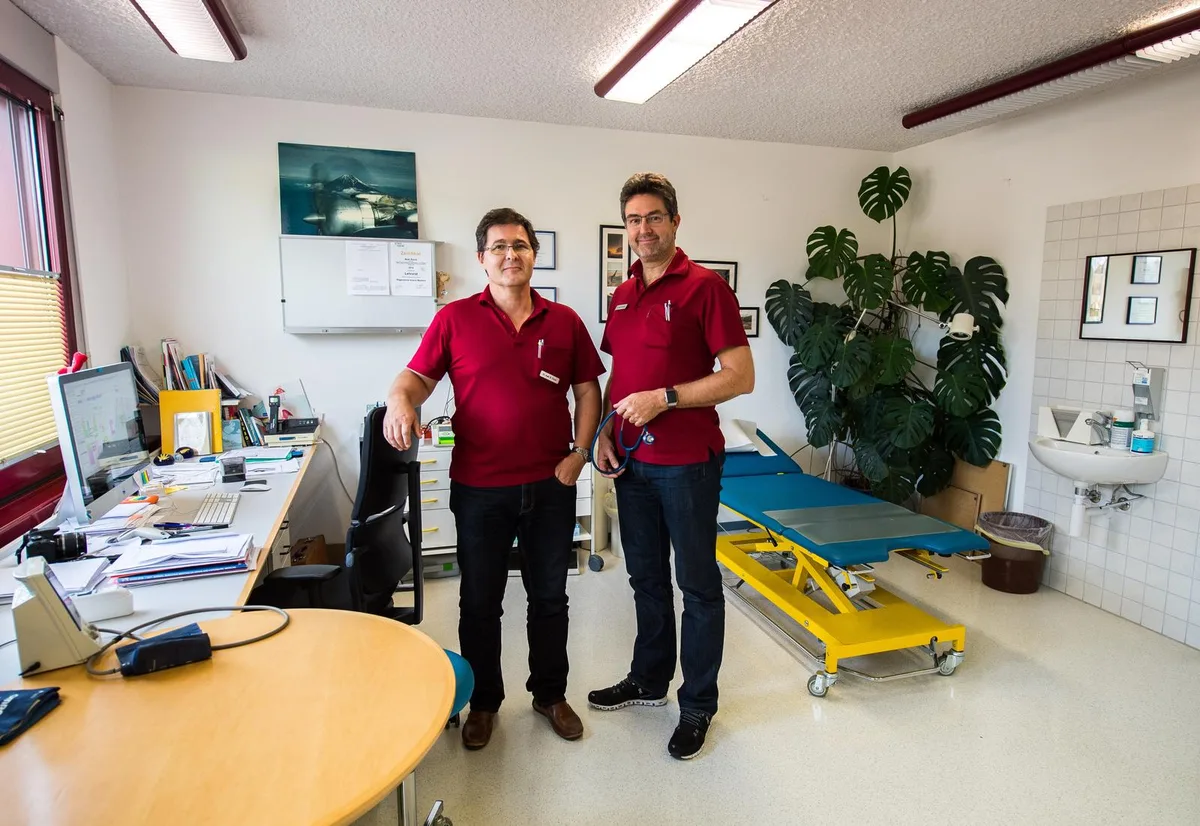 Dr. Beat Staub (links) und Dr. Markus Karzig in ihrer Praxisgemeinschaft in Bauma. Für Hilfesuchende gibt es künftig eine einheitliche Telefonnummer. (Archivbild: Seraina Boner)