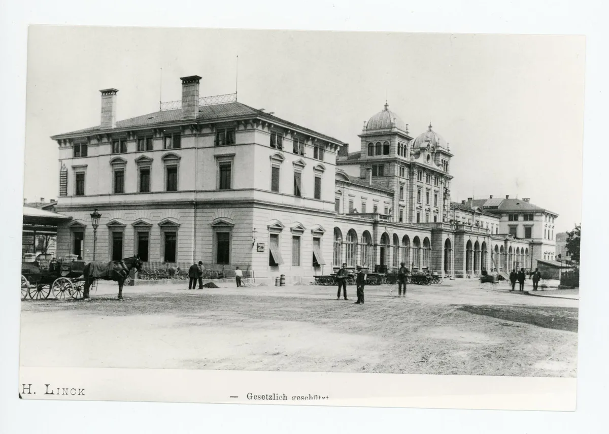 060022 Der Hauptbahnhof Winterthur, damals noch ohne Anzeigetafel und Stadttor. (Bild: Elektronisches Archiv Stadtbibliothek Winterthur) , Am Hauptbahnhof Winterthur verkehren heutzutage gemäss Wikipedia täglich 105'000 Bahnreisende. (Bild: Michael Hotz)