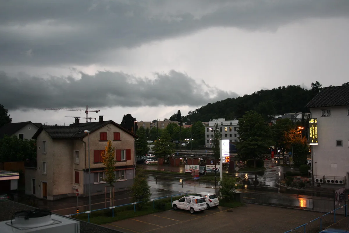 Schwarze Wolken ziehen derzeit über die Region. (Bild: Manuel Reimann)