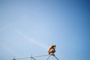 uster_22072017_openairaufbau_dku_28__0 Montage in luftiger Höhe: Arbeiter beim Aufbau des Ustermer Openair-Kinos auf dem Buchholz-Areal. (Bild: David Kündig)