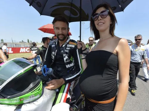 Gründeten eine Familie: Randy Krummenacher und seine Partnerin Serena del Pizzo. (Bild: puccettiracing.it)
