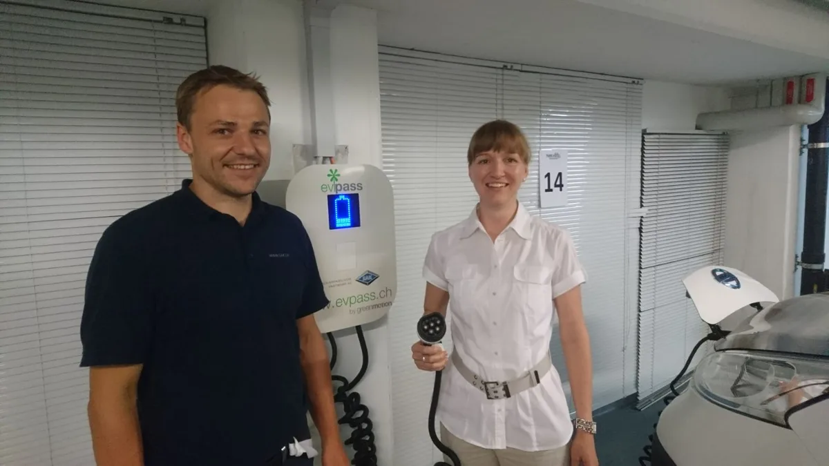 170724_neu_installierte_ladestation_beim_park_hotel_winterthur Freuen sich über die neu installierte Ladestation: Martina Miciecki, Direktorin Park Hotel Winterthur, und Marc Messmer, Projektleiter E-Mobilität der SAK. (Bild: zvg)