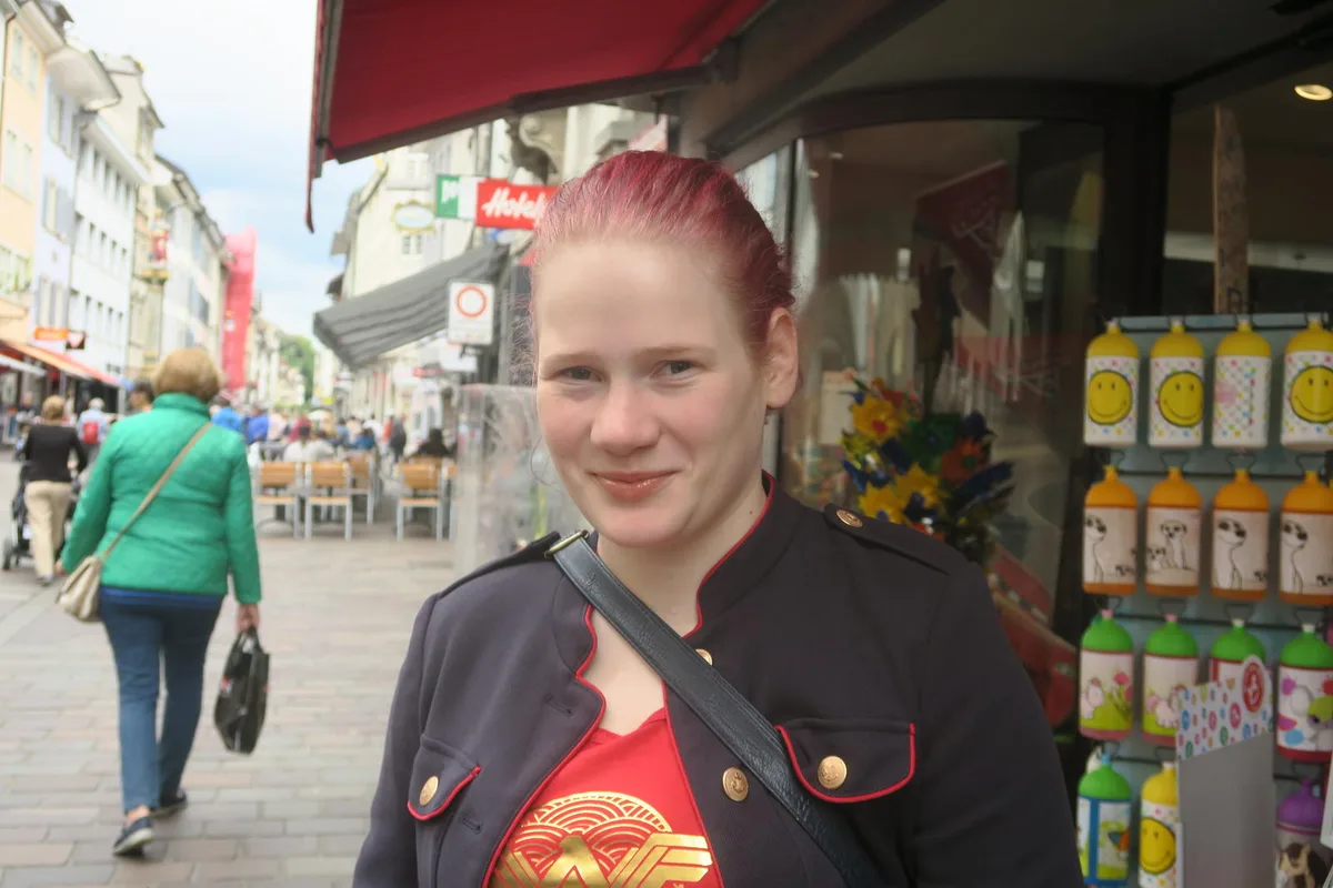 img_6696 Samira Schwarz, 24, aus Winterthur: «Die Schweiz verbinde ich mit Heimat, da ich hier aufgewachsen und wohnhaft bin. Ich schätze die vielfältige, güne Landschaft sehr. Auswandern käme bei mir erst in einem späteren Alter in Frage.», Manuel Aregger, 37, aus Thundorf:
«Seit ich denken kann, ist die Schweiz mein Zuhause. Die Berge und Natur haben es mir sehr angetan. Ausserdem stimmt für mich die gesamte Infrastruktur des Landes.», Sandro Ganz, 32, aus Aadorf:
«Die Schweiz bringt Wohlstand und Qualität mit sich. Sauber wie hier ist es sonst fast nirgends. Trotzdem wäre ich offen, um in einem anderen Land zu leben.», Adi Häberli, 39, aus Winterthur:
«Ich schätze die guten sozialen Leistungen und die Sicherheit in der Schweiz. Hier ist man gut aufgehoben. Im Gegensatz zu den Deutschen sind die hiesigen Landsleute meiner Meinung nach ein wenig entspannter.»