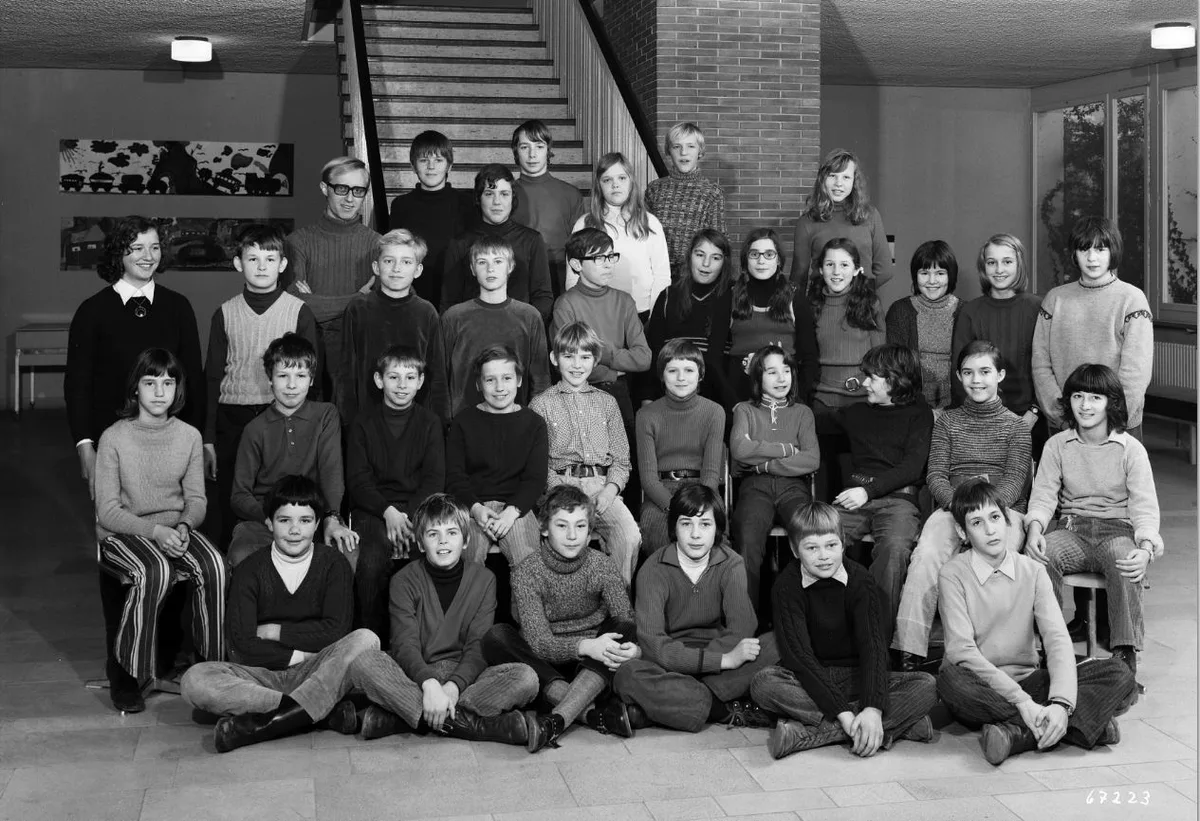 klassenfoto_online Alles andere als eine Kleinklasse. Die Schülerinnen und Schüler von Lehrer Berger im Primarschulhaus Gockhausen, Dübendorf.
(Walter Haagmans/Staatsarchiv des Kantons Zürich)