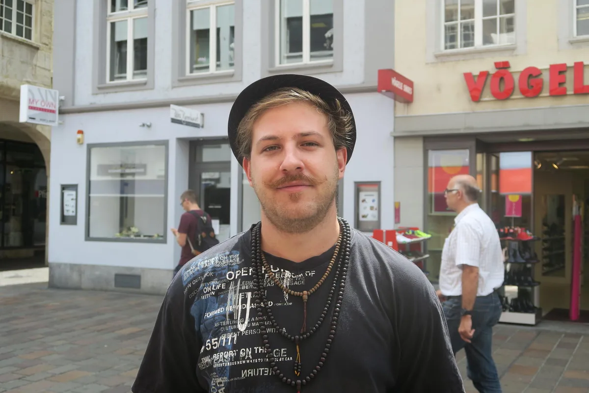 img_6707 Yoshi Barnett, 26, aus Winterthur: «Ich mag Spiele, die strategisch sind und mich herausfordern. Das Kartenspiel Risiko gehört dazu. Pro Woche widme ich mich mindestens einmal einem Karten- oder Brettspiel. Zum Beispiel mit meinem Vater.», Timur Kum, 21, aus Winterthur: «Ich mag Karten- und Brettspiele nach wie vor. Zu meinen Lieblingsspielen gehören zum Beispiel Backgammon oder Monopoly. In der Türkei wird sehr oft Backgammon gespielt. Wenn ich dort in den Ferien bin, verbringe ich viel Zeit damit.», Alessandra Arpagaus, 20, aus Winterthur: «Ich bin ein grosser Fan von Kartenspielen. Phase 10 oder Bonanza sind meine Lieblingsspiele. An Grillabenden sind diese eine super Unterhaltung.», Joelle Soliva, 22, aus Winterthur: «Karten- oder Brettspiele ein super Zeitvertreib. Das Spiel Tichu ist zum Beispiel sehr vielfältig und amüsierend. Ich finde, solche Spiele fördern die Gemeinschaft und sorgen für gute Stimmung unter Freunden.»