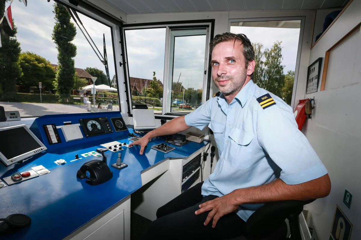 uster_31072017_schiffhorn_nag-3_preview «Für mich gehört das Hornen zur Schifffahrt dazu»: Andreas Ehrentraut, Geschäftsführer der Schifffahrts-Genossenschaft Greifensee.
(Bild: Nathalie Guinand), Andreas Ehrentraut drückt das Schiffshorn. Vorerst ändert sich daran am Greifensee nichts.
(Bild: Nathalie Guinand), Die MS Stadt Uster ist auf Rundfahrten unterwegs – und hornt bei jeder Gefahr.
(Archivbild: Werner Frei), Hupt bevor sie losfährt: Die MS Heimat, die elfmal täglich zwischen Niederuster und Maur verkehrt.
(Archivbild: Werner Frei)