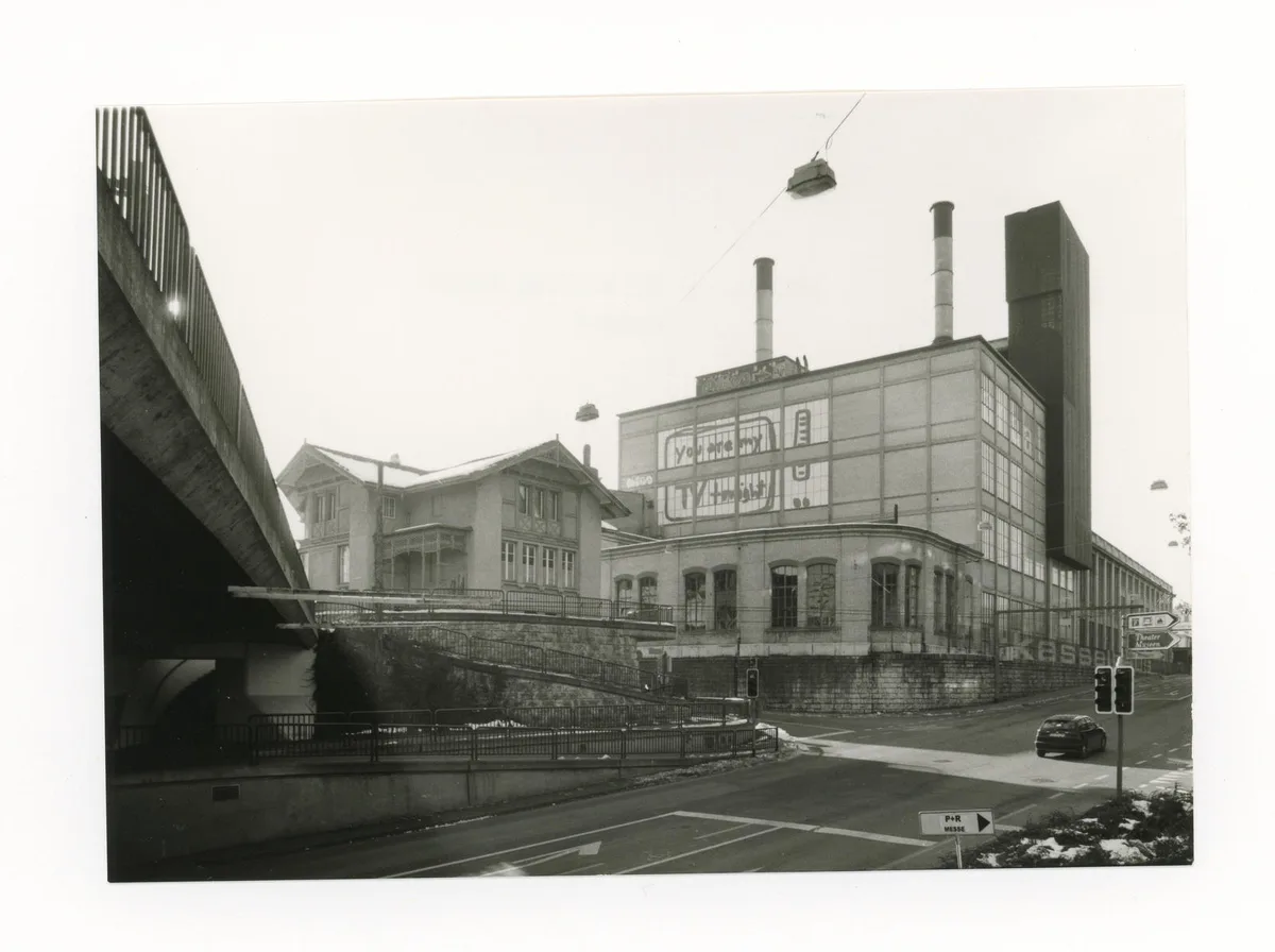 060292 Das Kesselhaus, in seiner damaligen Schönheit. (Bild: Archiv Stadtbibliothek Winterthur) , Heute befinden sich im Kesselhaus unter anderem der Media Markt und das Kino MAXX. (Bild: Talina Steinmetz)