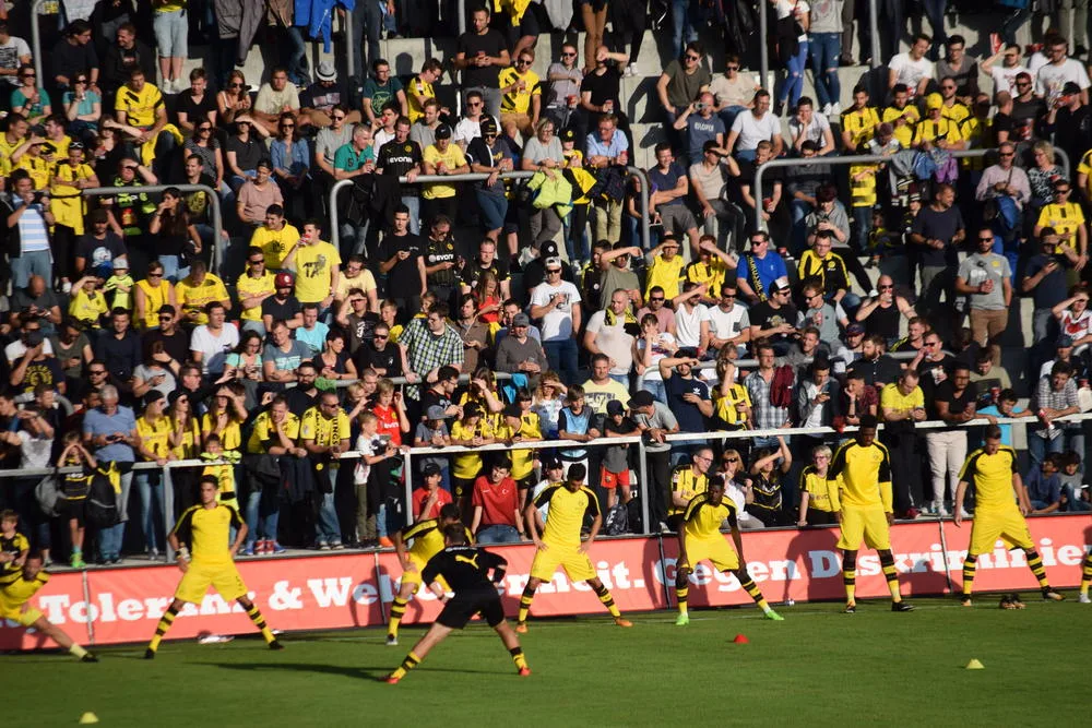 dsc_0078 Das Testspiel zwischen Borussia Dortmund und Espanyol Barcelona war ausverkauft. (Bild: Michael Hotz), Während der Partie verteilten Polizisten Parkbussen. (Symbolbild: zvg)