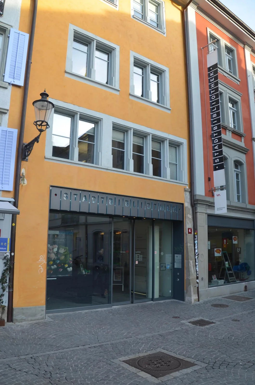 stadtbibliothek In der Stadtbibliothek kann man das jonglieren erlernen. (Bild: Archiv), Kinder können in der Stadtbibliothek lernen, mit Bällen und anderen Gegenständen zu jonglieren. (Symbolbild: Gisela Peter / pixelio.de)