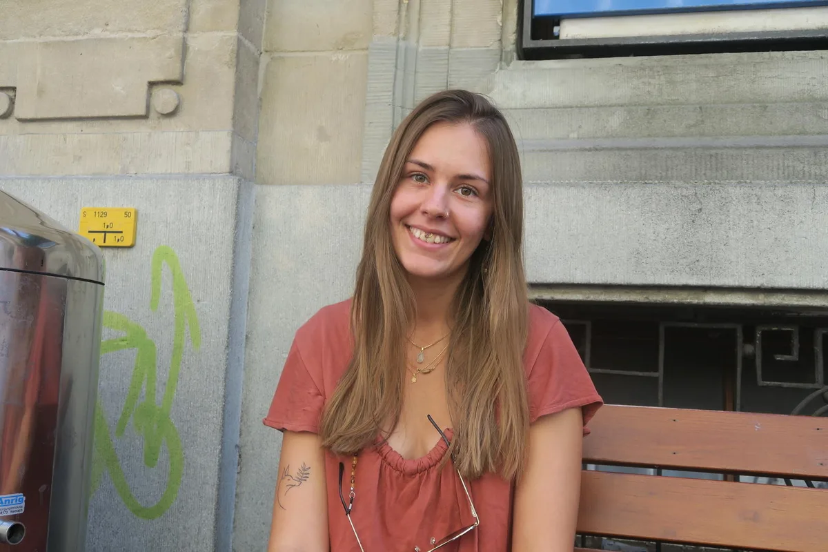 img_6721 Nadine Schmid, 24, aus Winterthur: «Man trifft jedes Mal Freunde, die man schon länger nicht mehr gesehen hat. Die Musikfestwochen schaffen ein schönes Zusammensein unter Musikbegeisterten. Ausserdem finde ich es toll, dass nicht alle Konzerte Eintritt kosten.», Yannis Schenkel, 20, aus Otelfingen: «Als Helfer an den Musikfestwochen habe ich viele Möglichkeiten, alte und neue Freunde zu treffen. Das Herzblut der Veranstalter ist unübersehbar. Die Atmosphäre ist zudem jedes Jahr atemberaubend.», Angela Schöller, 23, aus Wetzikon: «Mir gefällt die super Stimmung an den Musikfestwochen. Die Abende in der Steinberggasse verlaufen friedlich. Ich freue mich am meisten auf ‹Kraftklub› und ‹Broilers›.», Nicole Kaufmann, 24, aus Wetzikon: «Ich besuche die Musikfestwochen zum ersten Mal. Von Freunden habe ich aber nur Gutes gehört. Ich denke, die Stimmung bei der Band Feine Sahne Fischfilet wird unschlagbar sein.»