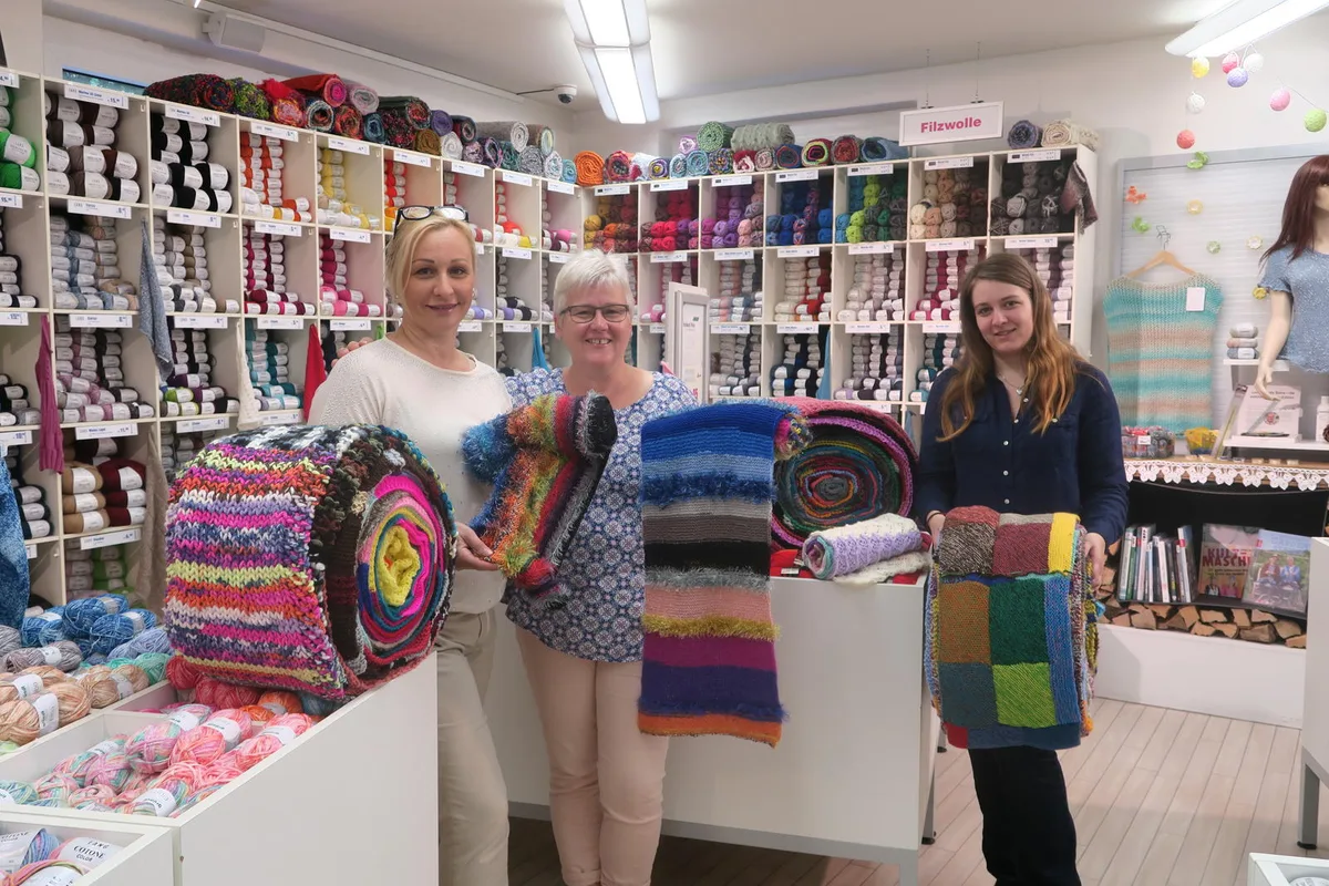img_6730 Rosa Caretti (v.l.), Karin Grob und Jasmin Beerli vom Fabrikladen Schleife sind stolz, schon einige Teile für den Rekordschal erhalten zu haben. Noch bis Ende Dezember nehmen sie Gestricktes entgegen. (Bild: Talina Steinmetz)