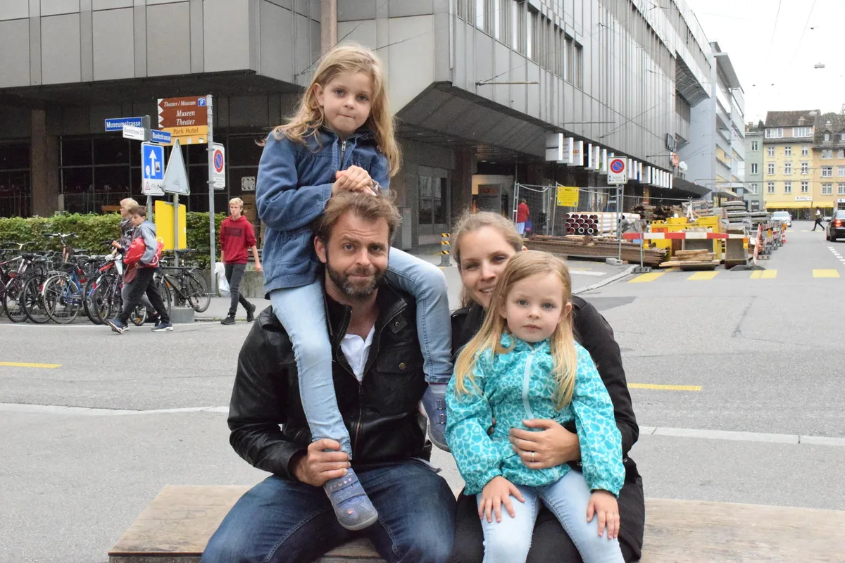 Die Mädchen Mila (l.) und Viola Tribelhorn begleiten ihre Eltern Andreas und Cindy Tribelhorn gerne an die Musikfestwochen. (Bild: Talina Steinmetz)