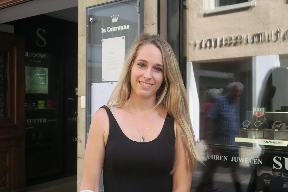 Malin Fuhrer, 20, aus Aadorf: «Als ich auf Kos war, wollte ich nachts bei einer Quelle baden gehen. Um dorthin zu gelangen musste man einen Feldweg entlang gehen. Die Dunkelheit war mir dann doch zu unheimlich, ich liess das Baden ausfallen.», Tobias Schmid, 25, aus Winterthur: «Ich verbrachte die heissen Tage oft in der Affenschlucht bei Neftenbach. Obwohl der Badeort sehr zentral ist, finde ich ihn idyllisch. Dort kann ich mich super entspannen. Zudem lernt man schnell neue Leute kennen.», Leandro Mazzotta, 23, aus Wängi: «Ein sehr schönes Erlebnis steht mir noch bevor: Mein Bruder heiratet Anfang September. Auf diesen Anlass freue ich mich sehr.»
