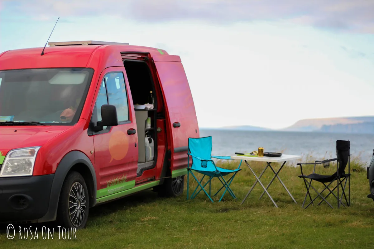 Die beiden Winterthurer Robin und Sarah geniessen ihre Zeit auf Island in einem Camper. (Bild: RoSa) , Sarah hält sich im Camper mit Kuschelsocken warn. (Bild: RoSa), Eine Heizung? Fehlanzeige. (Bild: RoSa), Trotzdem wird die Zeit in Island in bester Erinnerung bleiben. (Bild: RoSa)