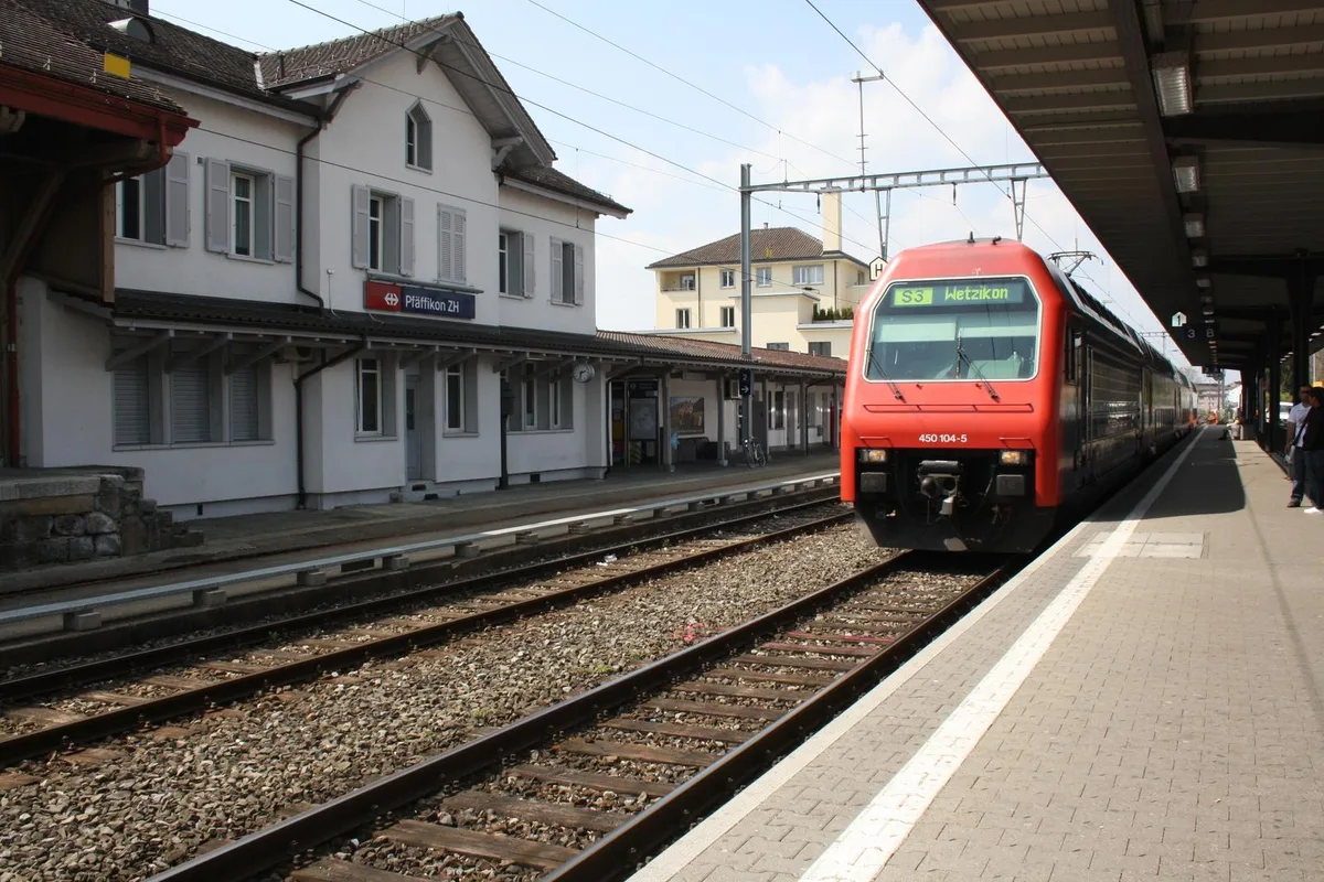 Am Bahnhof Pfäffikon sollen sogenannte «Schlaue Füchse» auf Zusatzzüge hinweisen. (Symbolbild: Kersin Henggeler)