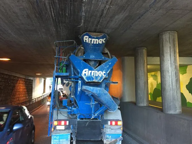 lkw_dammstrasse Der grösste Sachschaden entstand am Unfallfahrzeug.
(Bild Feuerwehr Uster)