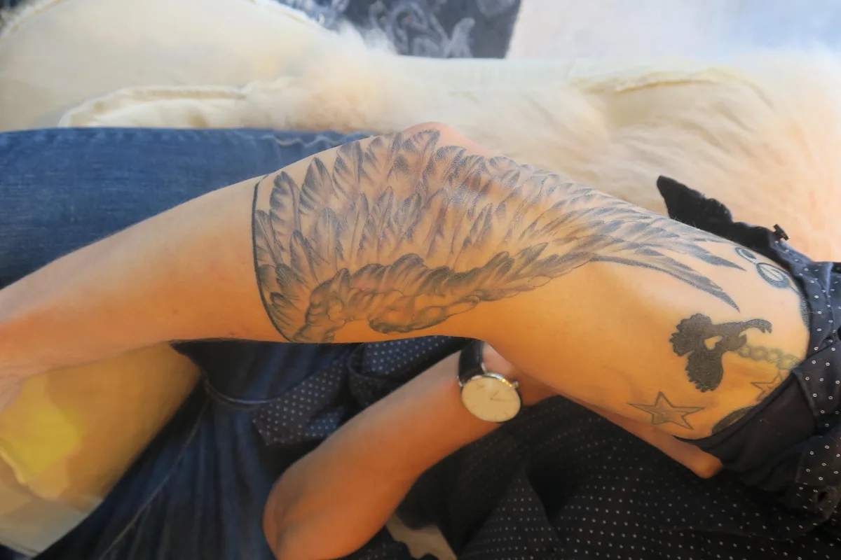 tattoo_24-_august_-_kopie Diesen Flügel ziert den rechten Ellbogen von Sascha Adris. (Bild: Talina Steinmetz), Der Bald-Winterthurer hat noch nicht genug von Tattoos. (Bild: Talina Steinmetz)