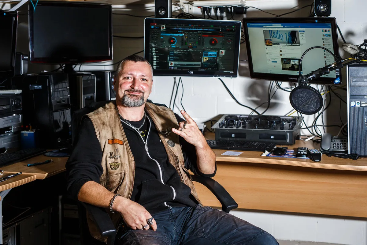 Bleibt auf Sendung: Mathias «Betschi» Betschart in seinem Kellerstudio. 
(Archivbild: Nicolas Zonvi) , Backstage mit der Band Pablo Infernal am H2U-Festival. (zvg)
