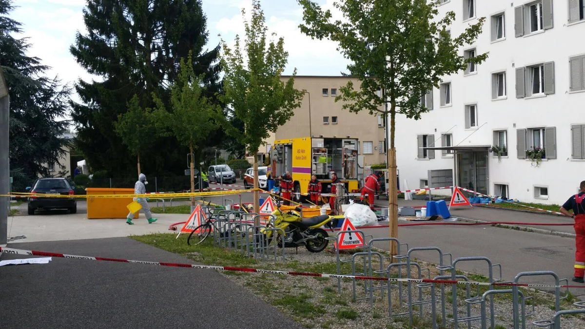 21037960_10212141626728526_1744317036_o Der Alarm wurde am Mittwochmorgen um 6.30 Uhr ausgelöst. (Bild: Fabrice Dubler), Die Feuerwehr kümmert sich um die ausgetretene Schwefelsäure. (Bild: Fabrice Dubler) , Die umliegenden Strassen mussten für mehrere Stunden gesperrt werden. (Bild: Fabrice Dubler), Zur Sicherheit werden die umliegenden Schächte ausgepumpt. (Bild: Fabrice Dubler), Für die Bevölkerung besteht keine Gefahr. (Bild: Fabrice Dubler)