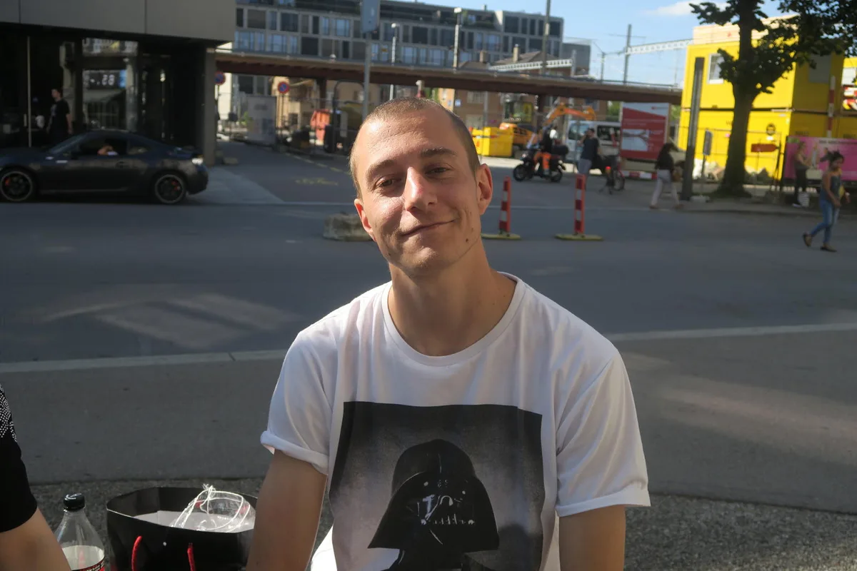 img_6946 Tobias Graf, 29, aus Winterthur: «Ich kaufe und esse Lebensmittel aus Insekten. Meiner Meinung nach sind die Krabbeltiere die Zukunft der Welternährung. Insekten sind einfach zu züchten und liefern wichtige Nährstoffe.», Svenja Müller, 18, aus Flurlingen:
«Mich spricht der Insektenfood überhaupt nicht an. Der Appetit vergeht mir, wenn ich weiss, dass das Essen aus Insekten gemacht wurde. Ich würde nicht einmal probieren.», Tim Nussle, 18, aus Reutlingen: «Der Insektenfood reizt mich nicht besonders. Ich würde probieren, aber die Insekten nicht aktiv in meine Ernährung miteinbeziehen. Ausser ich bin total überwältigt vom Geschmack.», Melissa Murati, 18, aus Uhwiesen: «Probieren würde ich auf jeden Fall. Die Inseketenlebensmittel sind gewöhnungsbedürftig, haben aber eine Zukunft. Ich glaube, sobald man den eigenen Ekel überwunden hat, kann der Insektenfood gegessen werden.», So sehen die Insektenbällchen aus. (Bild: Keystone)