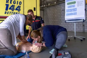 start_rea_projekt In den BLS-AED-Kursen der Regio 144 lernt man die Grundlagen der Wiederbelebung –
ein Know-how, das nun zehn Gruppen kostenlos vermittelt wird. (Bild: Regio 144)