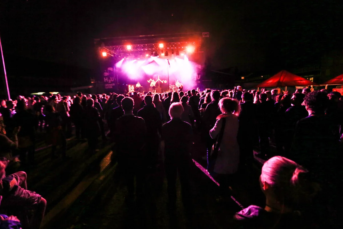 Ein Musikfestival muss laut sein, auch wenn es mitten in der Stadt stattfindet. Doch mit einigen Massnahmen ist es den Veranstaltern offenbar gelungen, die Lautstärke für die Nachbarn einigermassen erträglich zu halten.
(Nathalie Guinand)