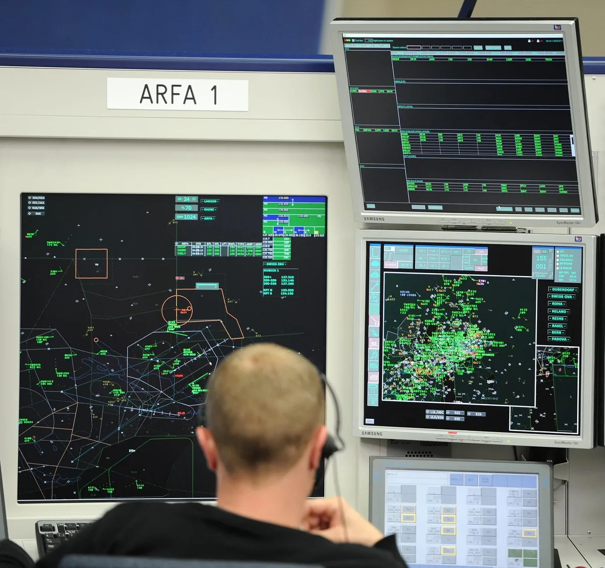 2126593 EInige Flugrouten im näheren Umfeld des Flughafens werden überprüft. Im Bild das Operationscenter von Skyguide in Wangen. (Archivbild: David Kündig)