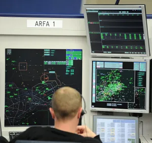 2126593 EInige Flugrouten im näheren Umfeld des Flughafens werden überprüft. Im Bild das Operationscenter von Skyguide in Wangen. (Archivbild: David Kündig)
