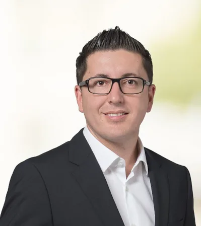 blerim_bunjaku_2015 Blerim Bunjaku tritt von der SP zurück und tritt als Parteiloser den Stadtratswahlkampf an. (Bild: bunjaku.ch) , Wird Blerim Bunjaku bald im Superblock seinen Platz finden? (Bild: zvg)