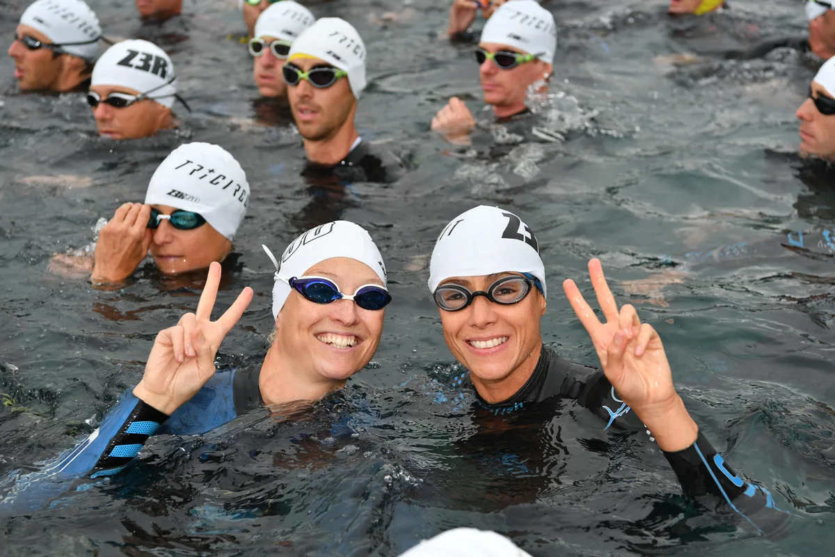 Der Greifenseeswim beginnt um 17 Uhr in der Seebadi Niederuster. (Bild: zvg), Der Triathlet und vierfache Olympionike Sven Riederer ist Inhaber von «MooveMee», die den Greifenseeswim organisieren. (Bild: zvg)