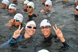 greifenseeswim Der Greifenseeswim beginnt um 17 Uhr in der Seebadi Niederuster. (Bild: zvg), Der Triathlet und vierfache Olympionike Sven Riederer ist Inhaber von «MooveMee», die den Greifenseeswim organisieren. (Bild: zvg)