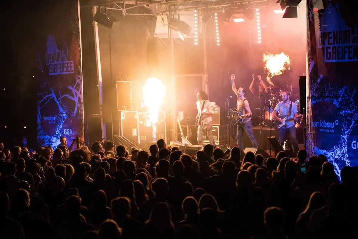 Im letzten Jahr besuchten rund 5000 Fans das Open Air zwischen Schloss und See. (zvg)
