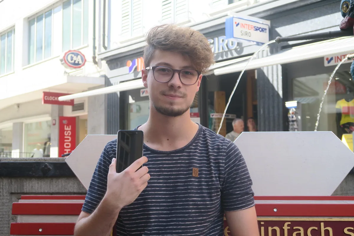 umfrage_online_3 Ivan Meyer, 19, aus Winterthur. Er besitzt ein HTC: «Ich war niemals Fan von Apple. Bei Android-Geräten hat man meiner Meinung nach viel mehr Freiheiten. Es ist weniger kompliziert bei der Synchronisation von Musik zum Beispiel.»
(Bild: Talina Steinmetz), Thomay Maj, 25, aus Winterthur. Er besizt ein iPhone: «Momentan bin ich noch im Besitz von einem iPhone 7, werde aber wechseln. Das Handy hat mich nicht mehr zufriedengestellt. Ich habe bemerkt, dass ich für weniger Geld ein besseres Gerät bekommen kann.»
(Bild: Talina Steinmetz), Seraina Schwander, 25, aus Horgen. Sie besitzt ein Samsung: «Ich bevorzuge Android. Das Betriebssystem ist mir einfach sympathischer. Ich finde, es ist einfacher aufgebaut, da es zum Beispiel mit anderen Geräten kompatibel ist. Apple kann nur mit Apple verbunden werden.»
(Bild: Talina Steinmetz), Egzona Jasharaj, 17, aus Wald ZH. Sie besitzt ein iPhone: «Das iPhone war schon immer mein treuer Begleiter. Ich hatte ein Jahr ein Android-Ersatzgerät und kam nicht damit zurecht Das System fand ich zu kompliziert, Apple ist einfacher.»
(Bild: Talina Steinmetz)