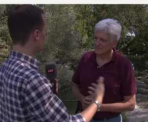 neues_bild_2_0 Biologe Andreas Moser fordert härteres Durchgreifen bei Verstoss gegen Regeln im Naturschutzgebiet. (Screenshot: SRF)