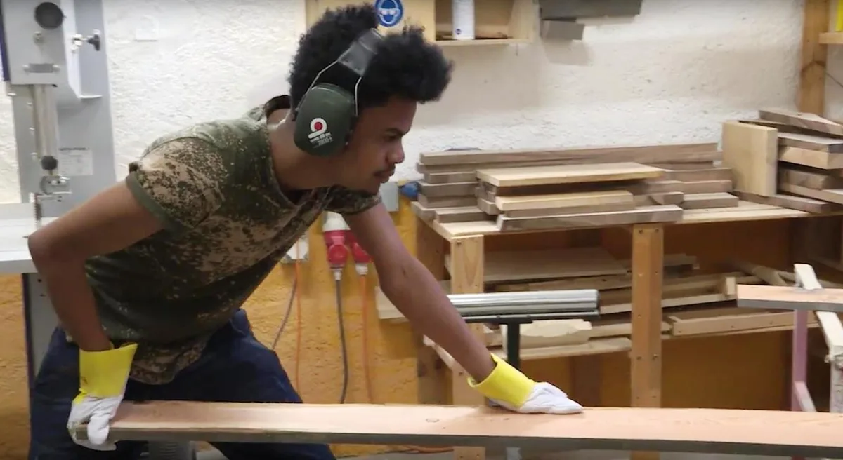 trampolin Das Arbeitsintegrationsprogramm Trampolin soll Jugendlichen helfen, Anschluss ins Berufsleben zu finden. (Bild: Screenshot aus Video)