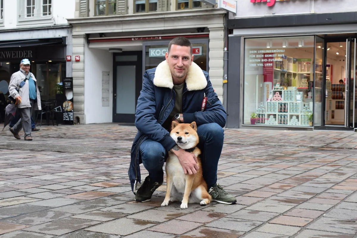 tierliebe_1 Lars Mangelsdorf und sein Shiba Inu Yuki sind ein Herz und eine Seele.
(Bild: Talina Steinmetz) , Yuki bedeutet Lars Mangelsdorf so viel, dass er ihm sogar ein Tattoo gewidmet hat.
(Bild: Talina Steinmetz)