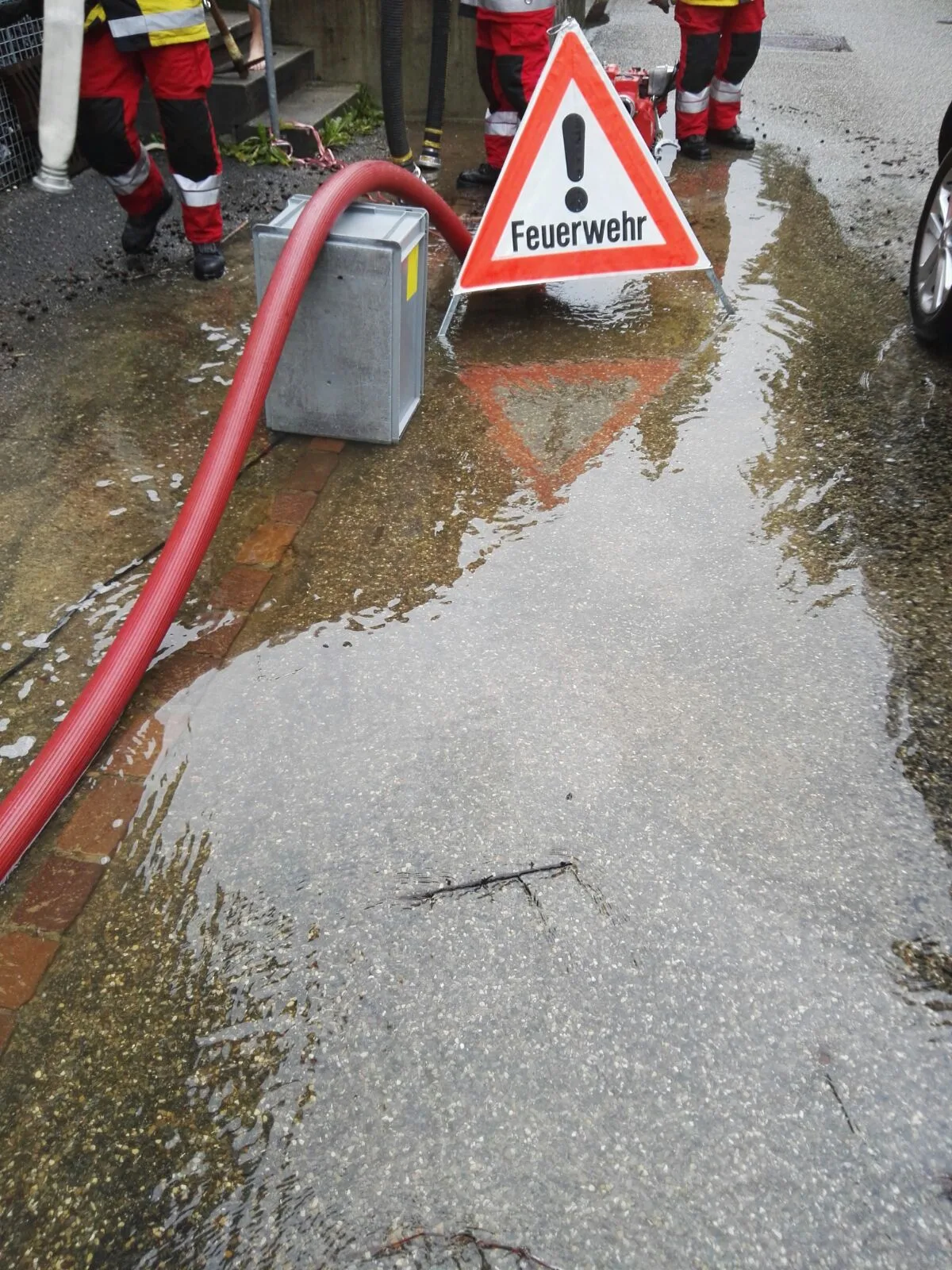 Die Feuerwehrleute setzten Pumpen ein. (zvg), Die Feuerwehrleute setzten Pumpen ein. (zvg), Mit Sandsäcken verhinderten die Feuerwehrleute eine grössere Überschwemmung. (zvg) , Der Schacht war durch Äste und Blätter verstopft. (zvg)