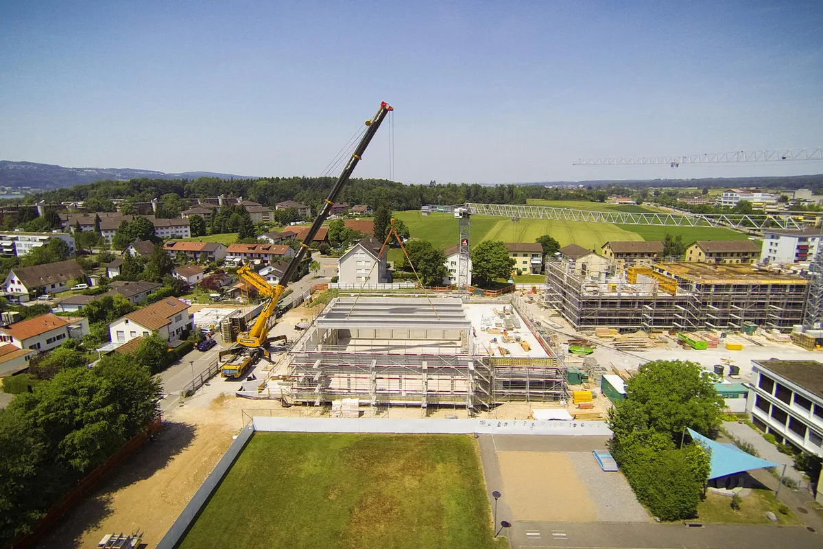 Die Bauarbeiten am Erweiterungsbau des Krämeracker-Schulhauses im Juni dieses Jahres. Das Projekt wurde an der Gemeinderatssitzung als Beispiel dafür genommen, dass es in der Schulraumplanung auch schon mal etwas länger dauern kann.
(Archivbild Fabio Meier)