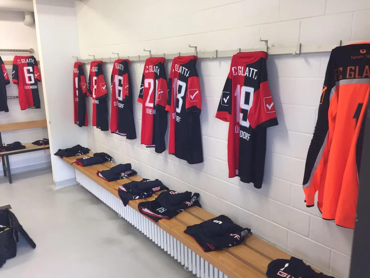20248489_323346194773055_5424589170071327061_o Die Dresses bleiben vorderhand in der Garderobe: Der FC Glattal darf am Sonntag nicht spielen. (Bild: Facebook FC Glattal Dübendorf)