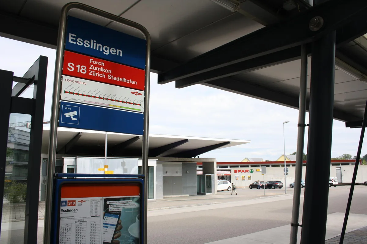 esslingen_spar Die Spar-Filiale befindet sich unmittelbar am Bahnhhof der Forchbahn in Esslingen. (Bild: Lea Chiapolini), Bleibt weiterhin am Sonntag für Kunden geschlossen: Die Spar-Filiale im Egger Ortsteil Esslingen. (Bild: Lea Chiapolini)