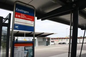 esslingen_spar Die Spar-Filiale befindet sich unmittelbar am Bahnhhof der Forchbahn in Esslingen. (Bild: Lea Chiapolini), Bleibt weiterhin am Sonntag für Kunden geschlossen: Die Spar-Filiale im Egger Ortsteil Esslingen. (Bild: Lea Chiapolini)