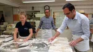 20170907_105710_0 Aline Schmucki und Michael Dubach (rechts), beide von Natürli Zürioberland, bereiten zusammen mit Stefan Flückiger von der Schweizer Genusswoche Zwirbelbrot vor. In dieser Backstube in Dussnang können auch Besucher der Genusswoche selbst in den Teig greifen. (Christian Brändli)