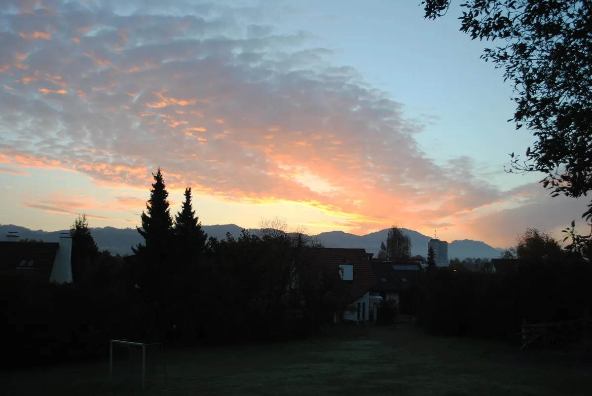 Morgenrot ist Schlechtwetterbot: Am Samstag und am Sonntag wird es nass. (Bild: Manuel Reimann)
