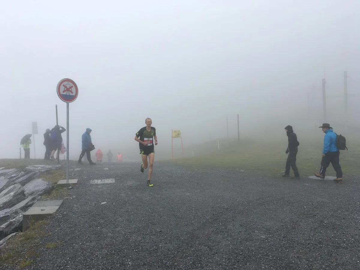 wenk Bestleistung im Nebel: Stephan Wenk am Jungfrau-Marathon. (Bild: Sandra Schlatter)