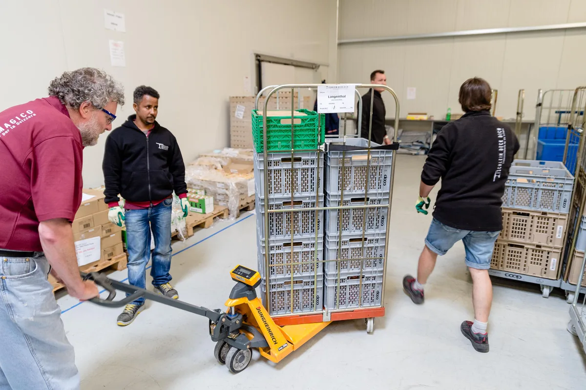 20655833406_deca5c66f8_o Der Verein «Tischlein deck dich» engagiert sich für armutsbetroffene Menschen.
(Bild: Matthias Käser) , Diese freuen sich über die zu Verfügung gestellten Lebensmittel.
(Bild: Matthias Käser) , Eindrücke einer Lebensmittelverteilung von «Tischlein deck dich».
(Bild: Matthias Käser) , Die Mitglieder von «Tischlein deck dich» geben sich Mühe bei der Aufbereitung der Lebensmittel.
(Bild: Matthias Käser) , Die Mitglieder von «Tischlein deck dich» geben sich Mühe bei der Aufbereitung der Lebensmittel.
(Bild: Matthias Käser)